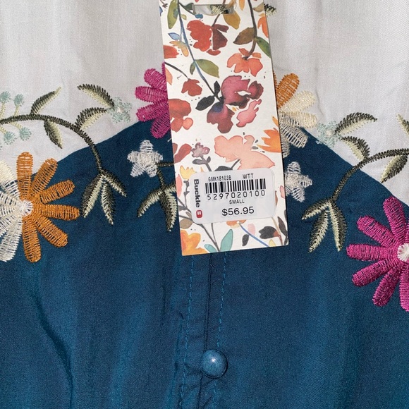 Women’s size small top- never worn - Picture 2 of 2